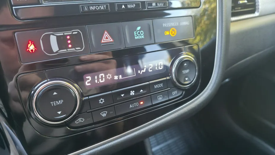MITSUBISHI Outlander -