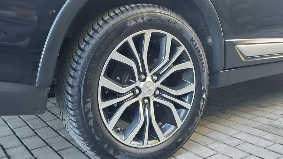 MITSUBISHI Outlander -
