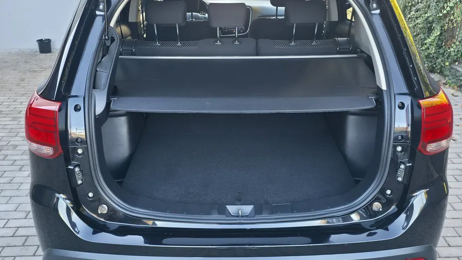 MITSUBISHI Outlander -
