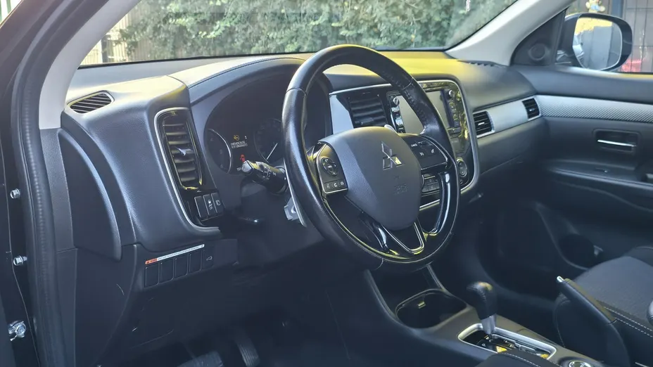 MITSUBISHI Outlander -
