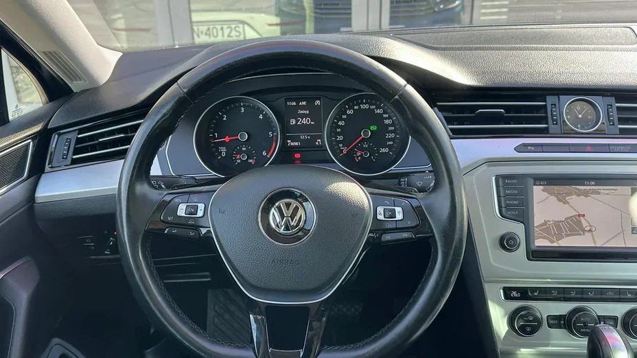 VOLKSWAGEN Passat -