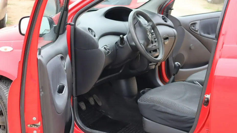 TOYOTA Yaris -