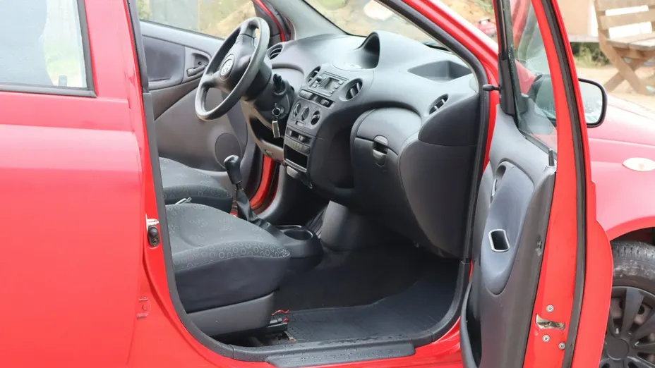 TOYOTA Yaris -