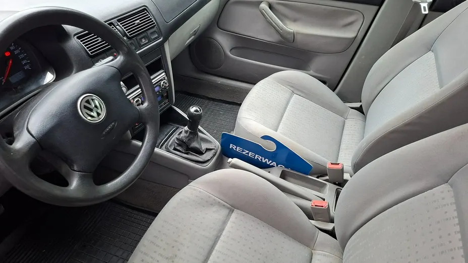 VOLKSWAGEN Golf -