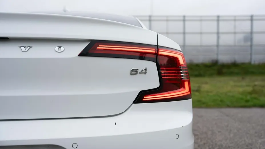 VOLVO S90 -