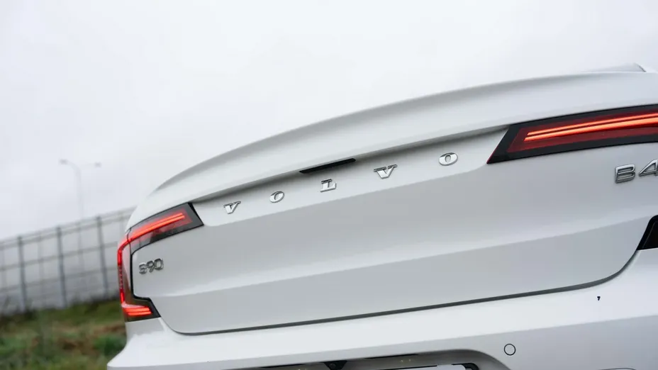 VOLVO S90 -