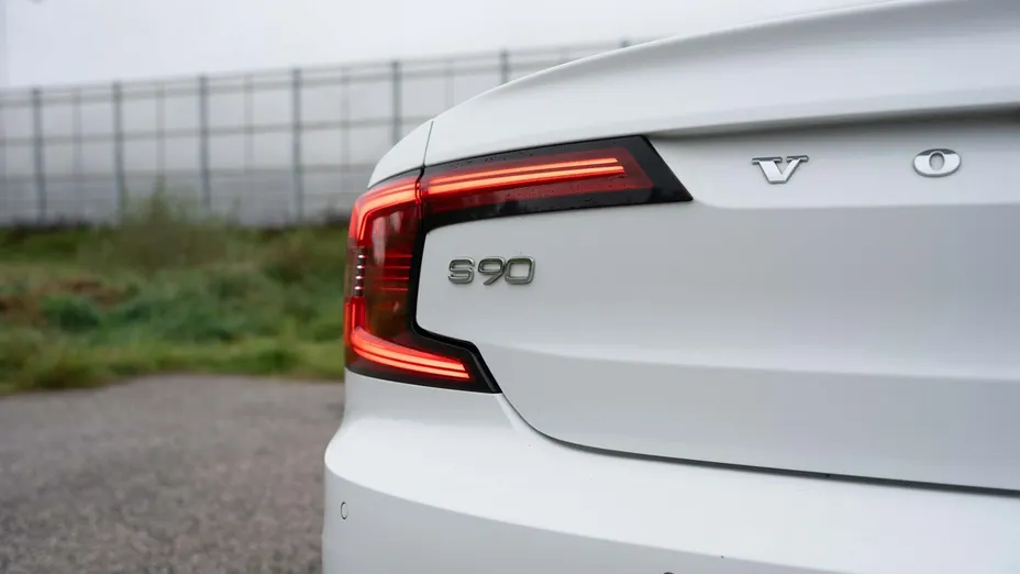 VOLVO S90 -