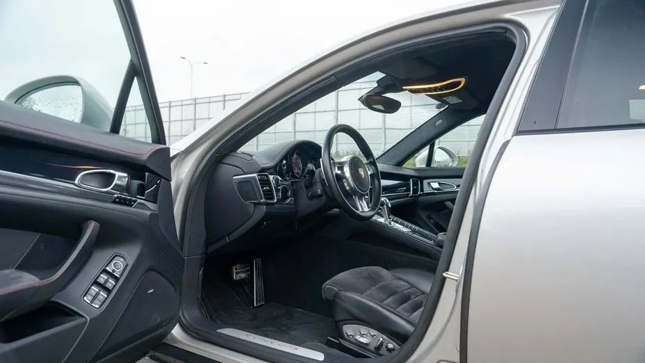 PORSCHE Panamera -