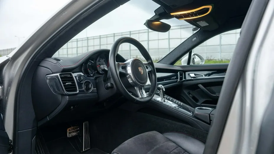 PORSCHE Panamera -