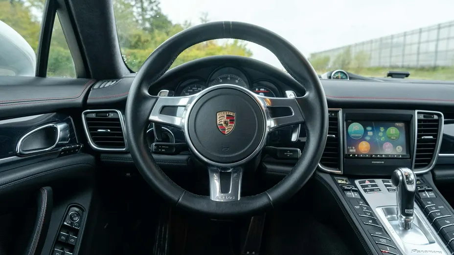 PORSCHE Panamera -