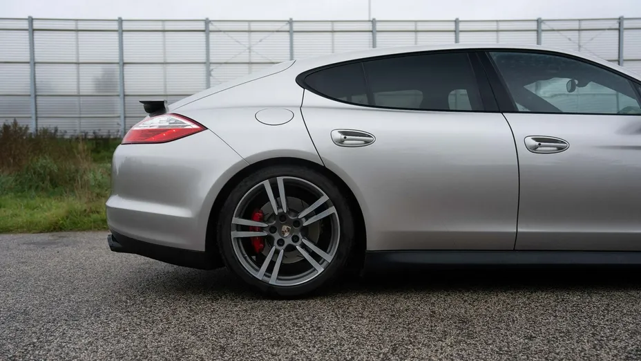 PORSCHE Panamera -