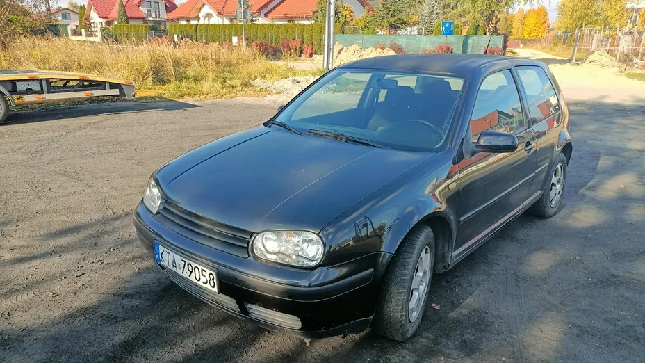 VOLKSWAGEN Golf -