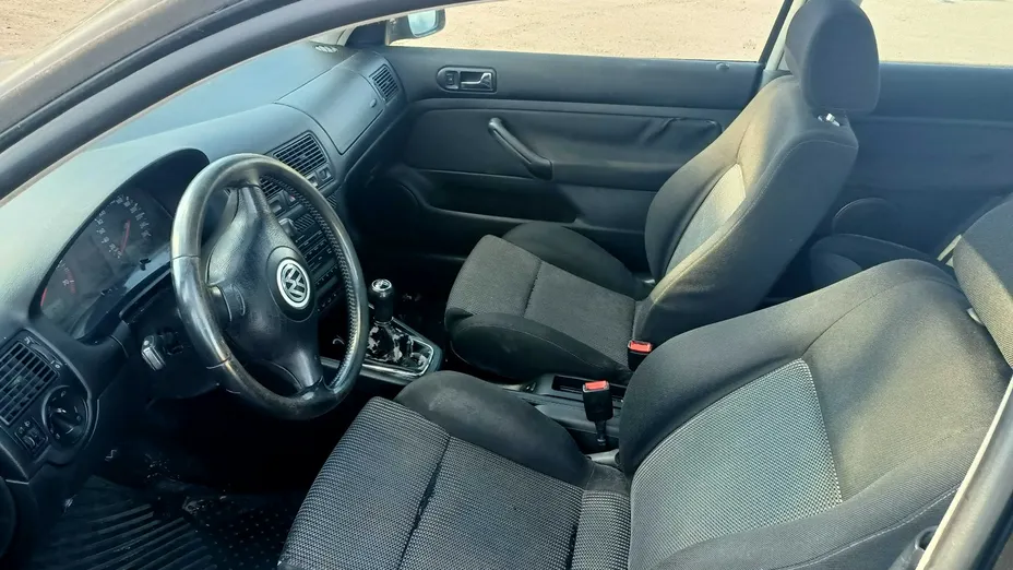 VOLKSWAGEN Golf -