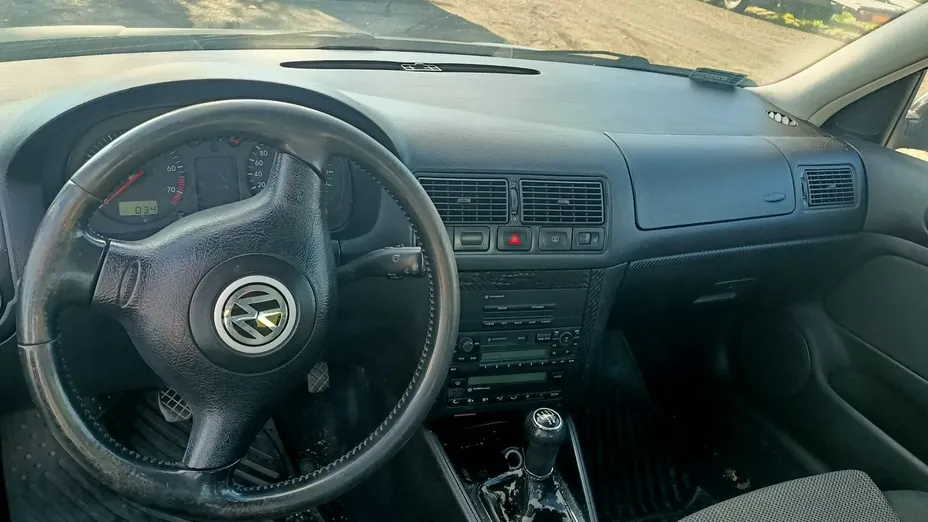 VOLKSWAGEN Golf -