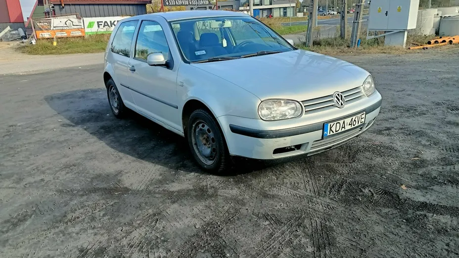 VOLKSWAGEN Golf -