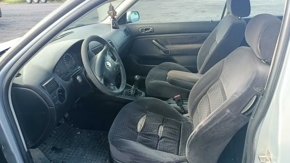 VOLKSWAGEN Golf -