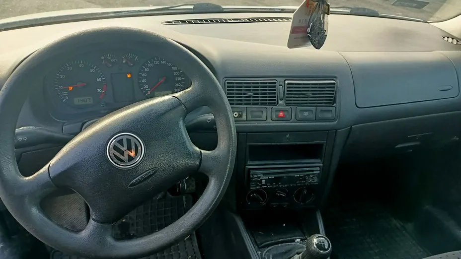 VOLKSWAGEN Golf -