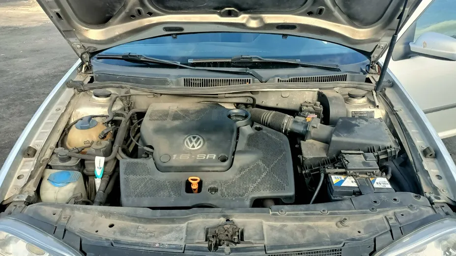 VOLKSWAGEN Golf -
