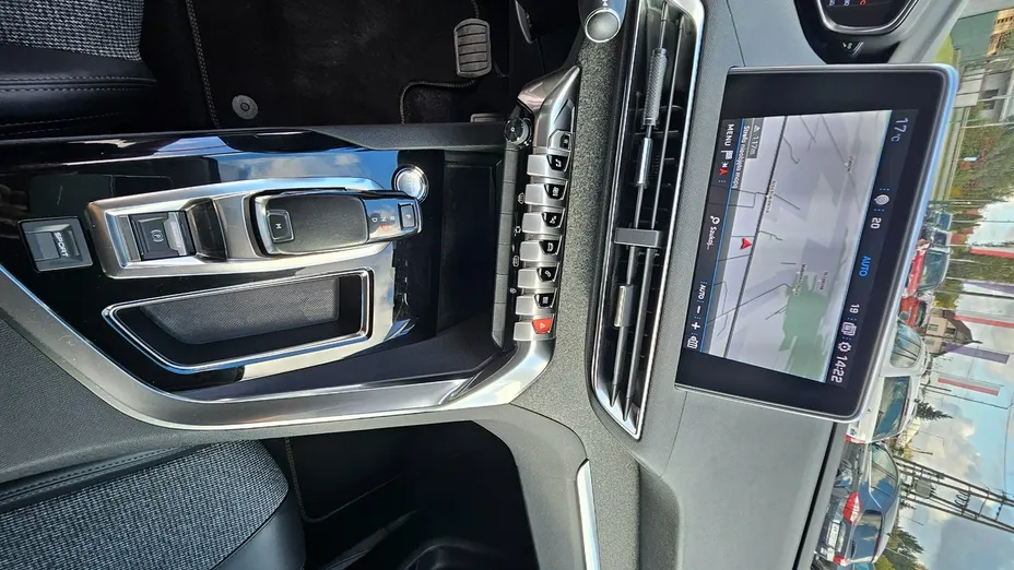 PEUGEOT 3008 -