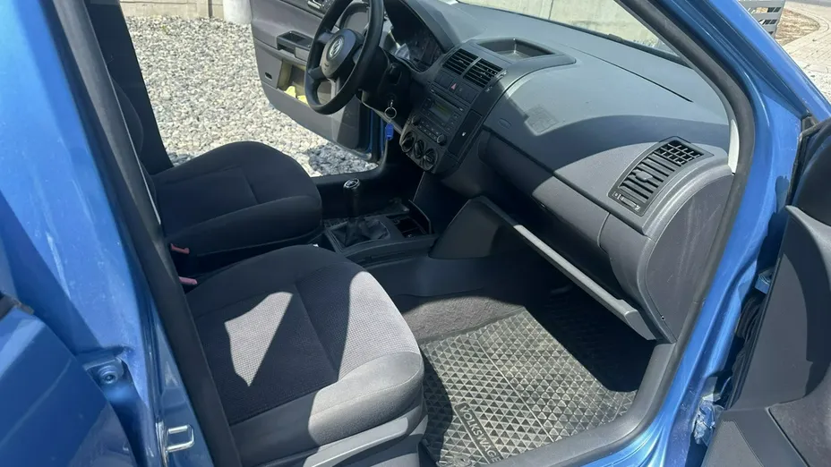 VOLKSWAGEN Polo -