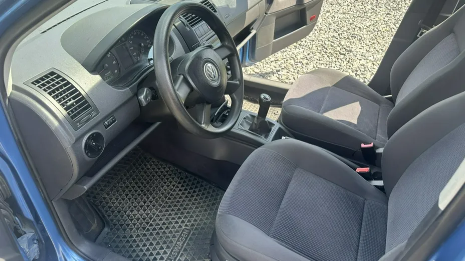 VOLKSWAGEN Polo -