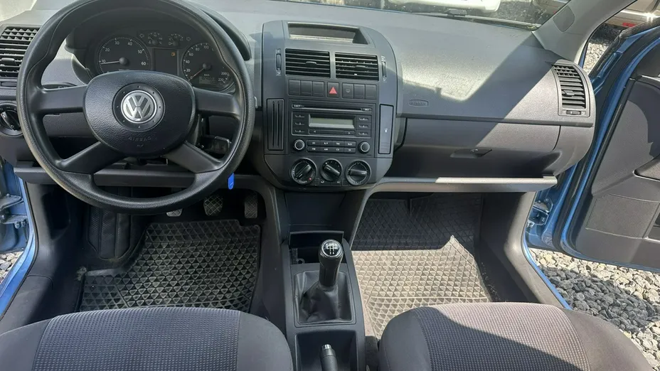 VOLKSWAGEN Polo -