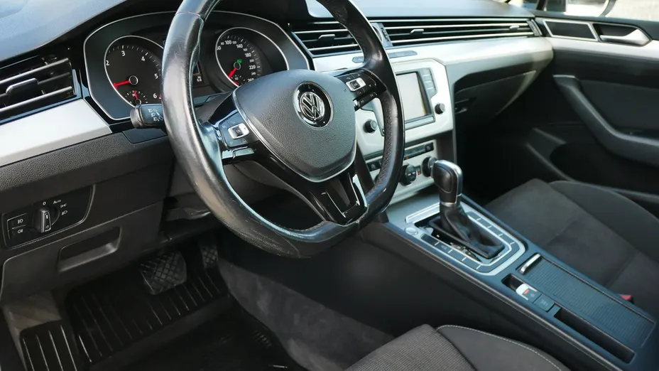 VOLKSWAGEN Passat -