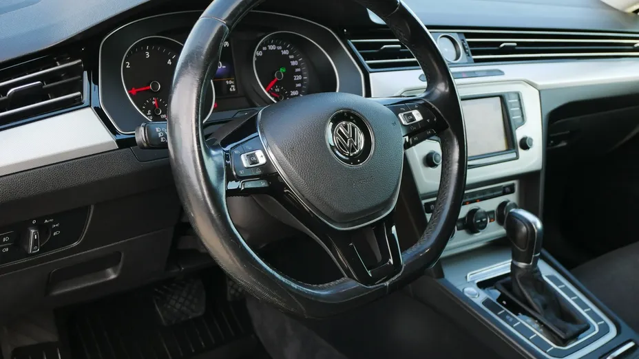 VOLKSWAGEN Passat -