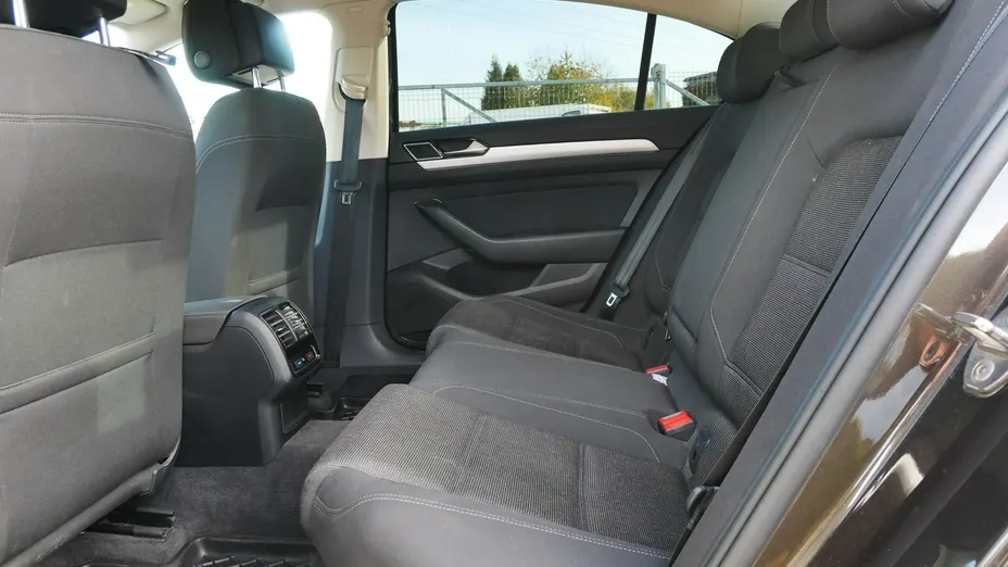 VOLKSWAGEN Passat -