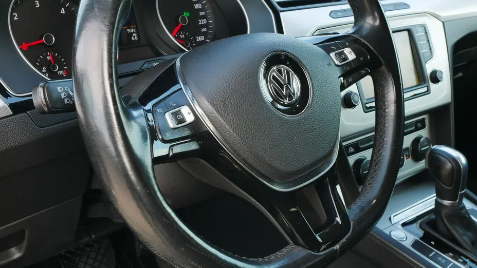 VOLKSWAGEN Passat -