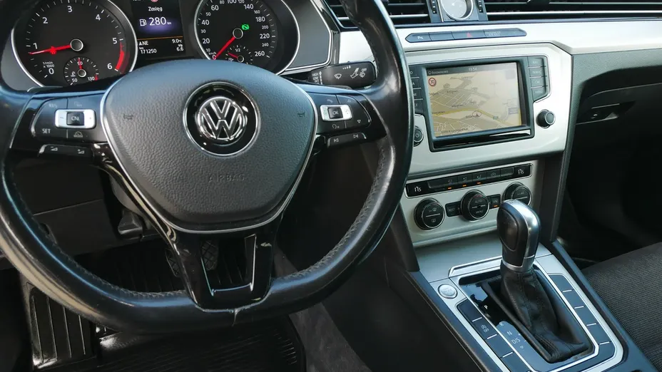 VOLKSWAGEN Passat -