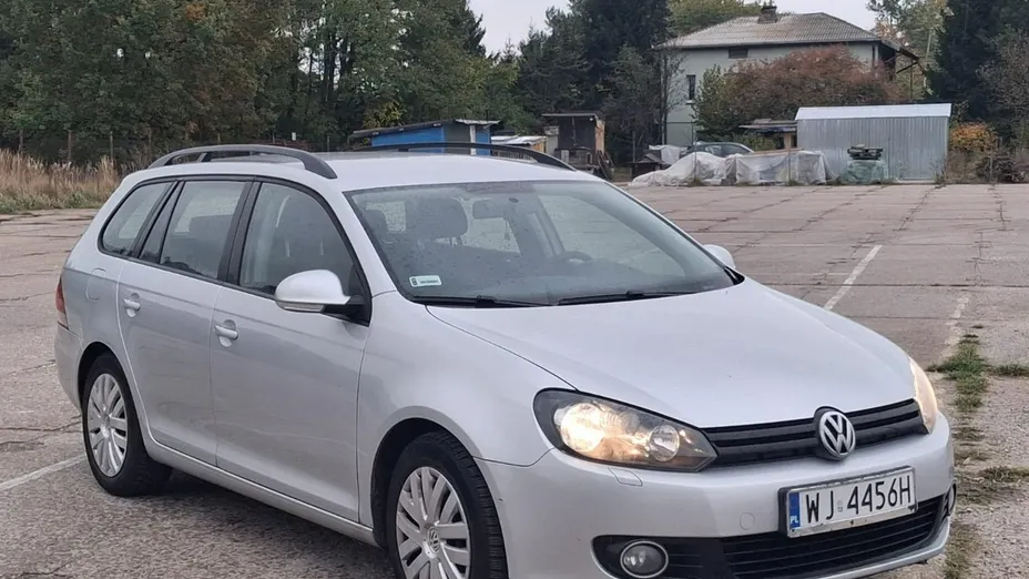 VOLKSWAGEN Golf -