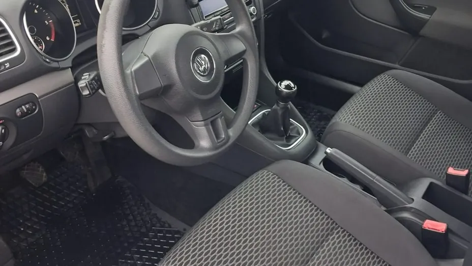 VOLKSWAGEN Golf -