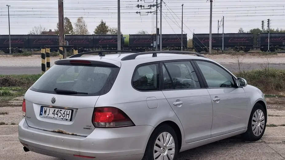 VOLKSWAGEN Golf -