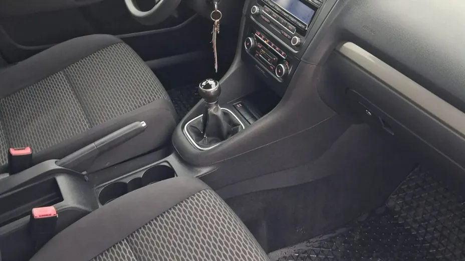 VOLKSWAGEN Golf -