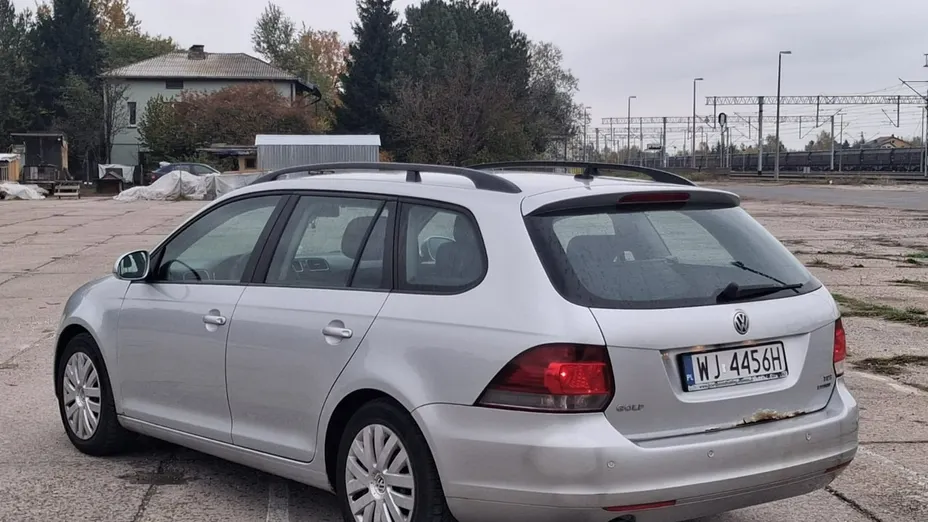 VOLKSWAGEN Golf -