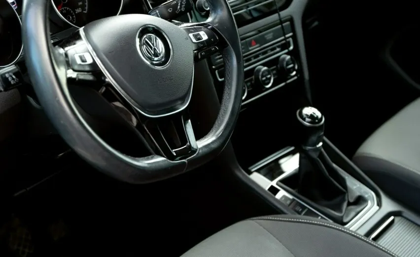 VOLKSWAGEN Golf Sportsvan -