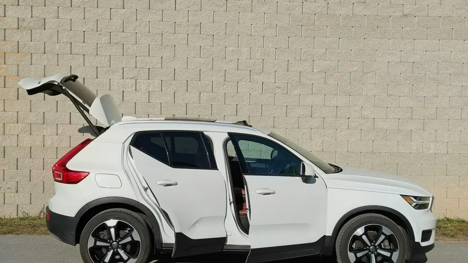 VOLVO XC40 -