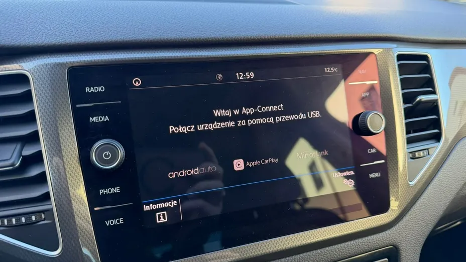 VOLKSWAGEN Golf Sportsvan -