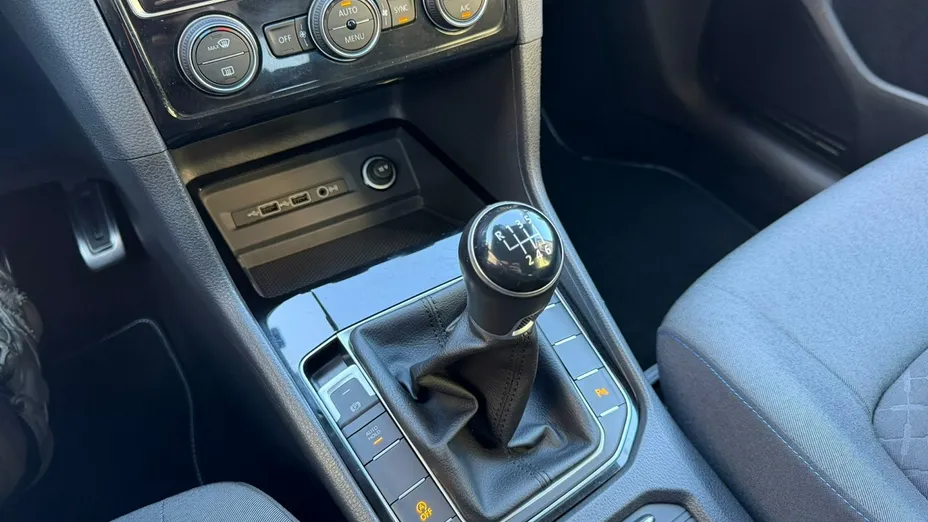 VOLKSWAGEN Golf Sportsvan -