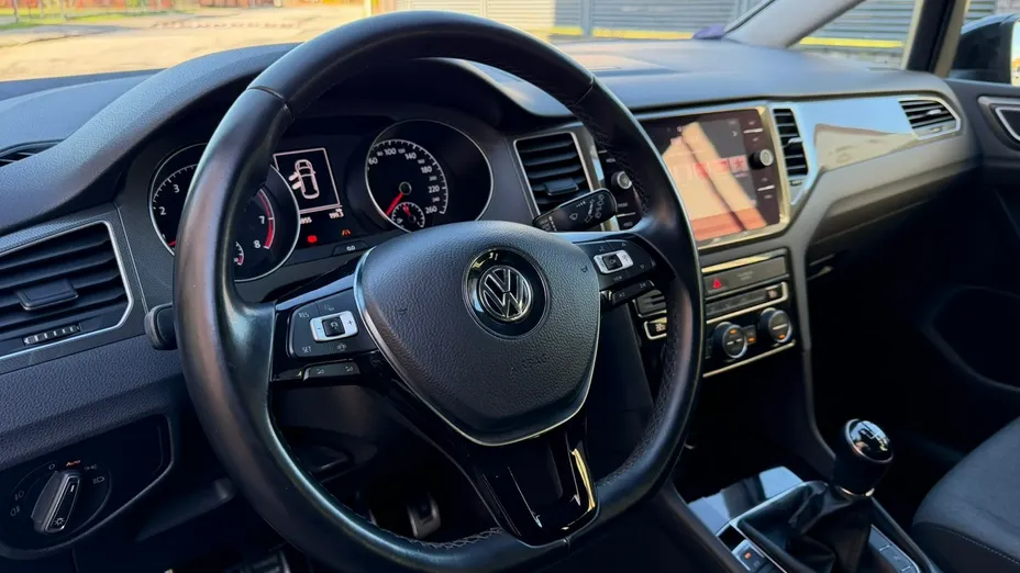 VOLKSWAGEN Golf Sportsvan -
