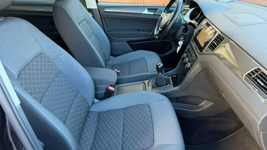 VOLKSWAGEN Golf Sportsvan -