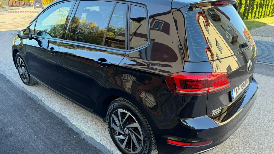 VOLKSWAGEN Golf Sportsvan -
