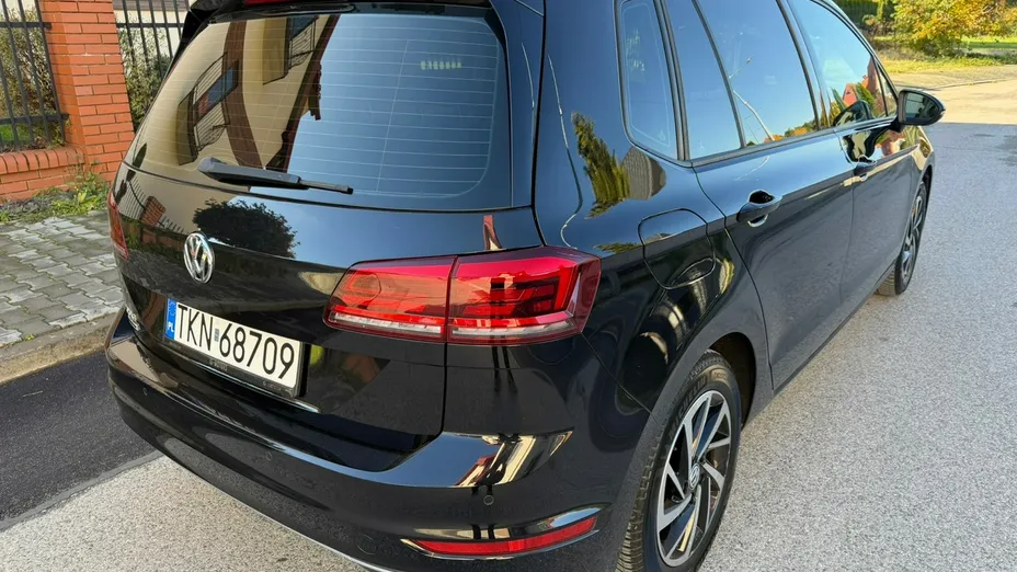 VOLKSWAGEN Golf Sportsvan -