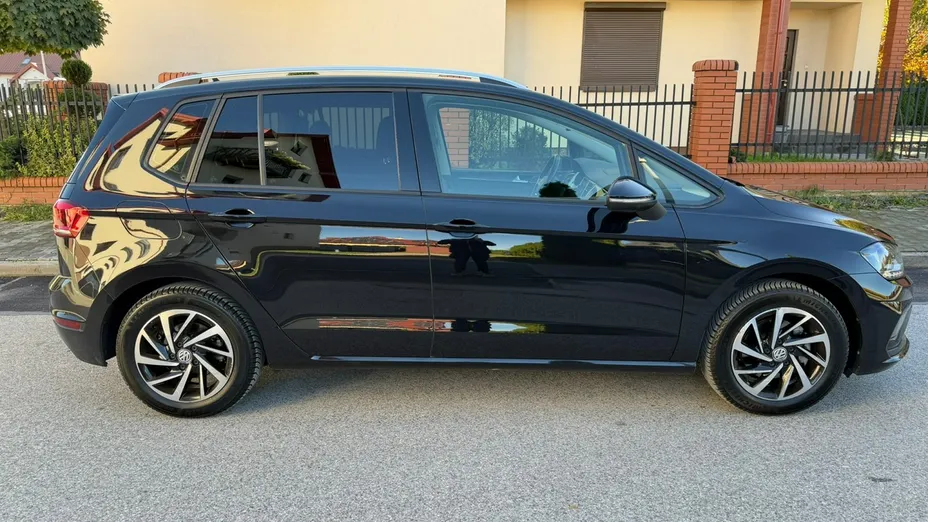 VOLKSWAGEN Golf Sportsvan -