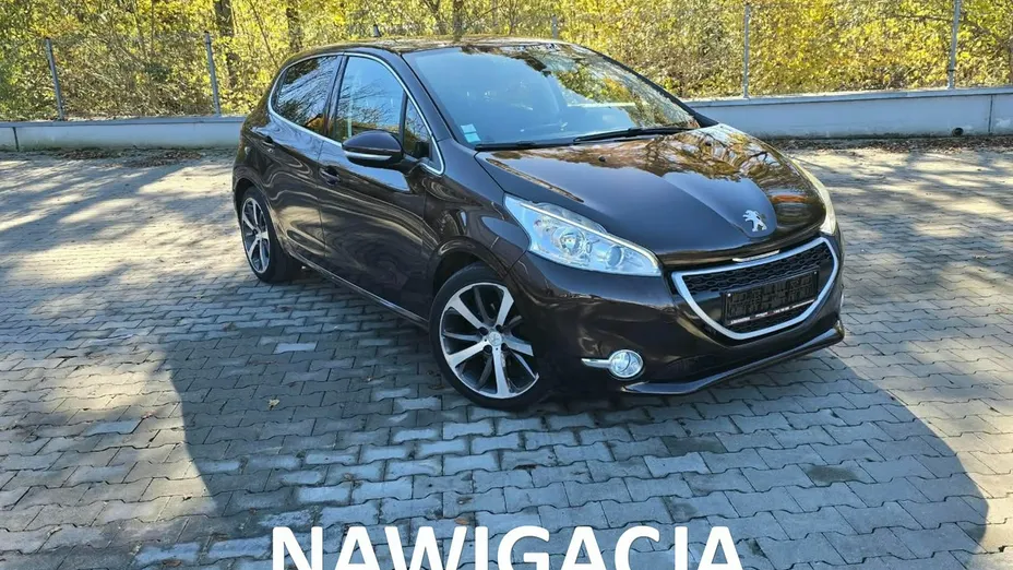 PEUGEOT 208 -