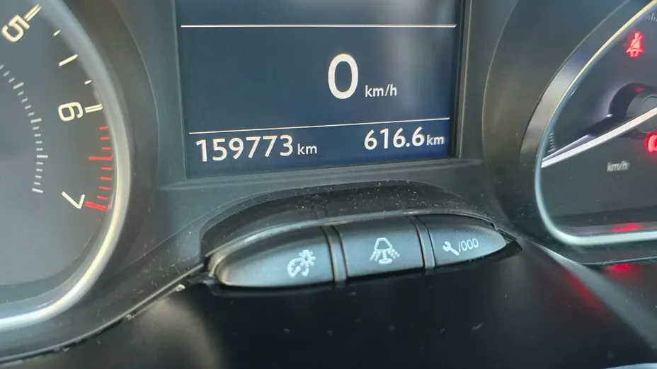 PEUGEOT 208 -