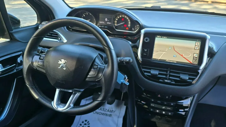 PEUGEOT 208 -