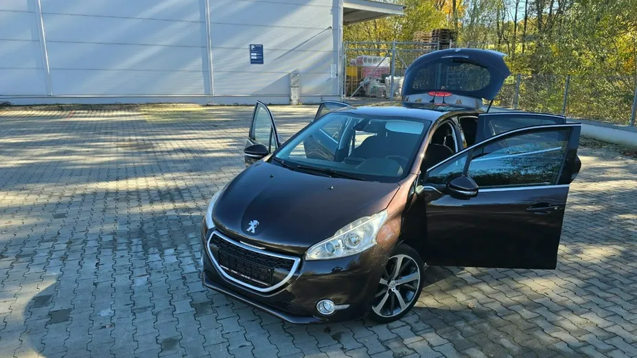 PEUGEOT 208 -