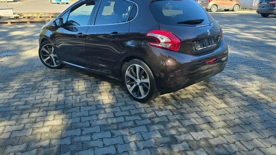 PEUGEOT 208 -